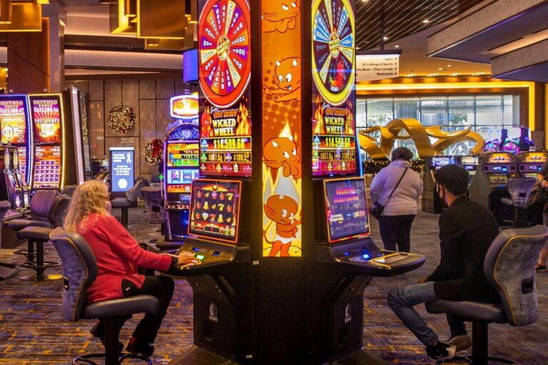 is it better to play one slot machine or move around